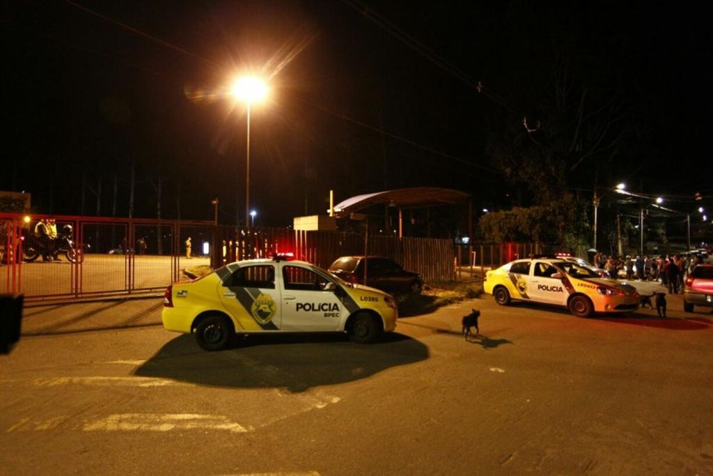 Polícia Militar foi chamada para atender o tiroteio em frente à Universidade Positivo. | Lineu Filho/Tribuna do Paraná