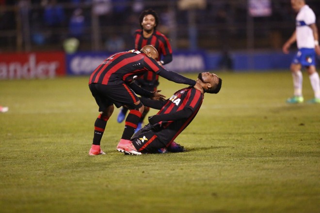 Carlos Alberto emocionado com o terceiro e decisivo gol do Atlético contra a Universidad Católica. | Jonathan Campos – enviado especial/Gazeta do Povo