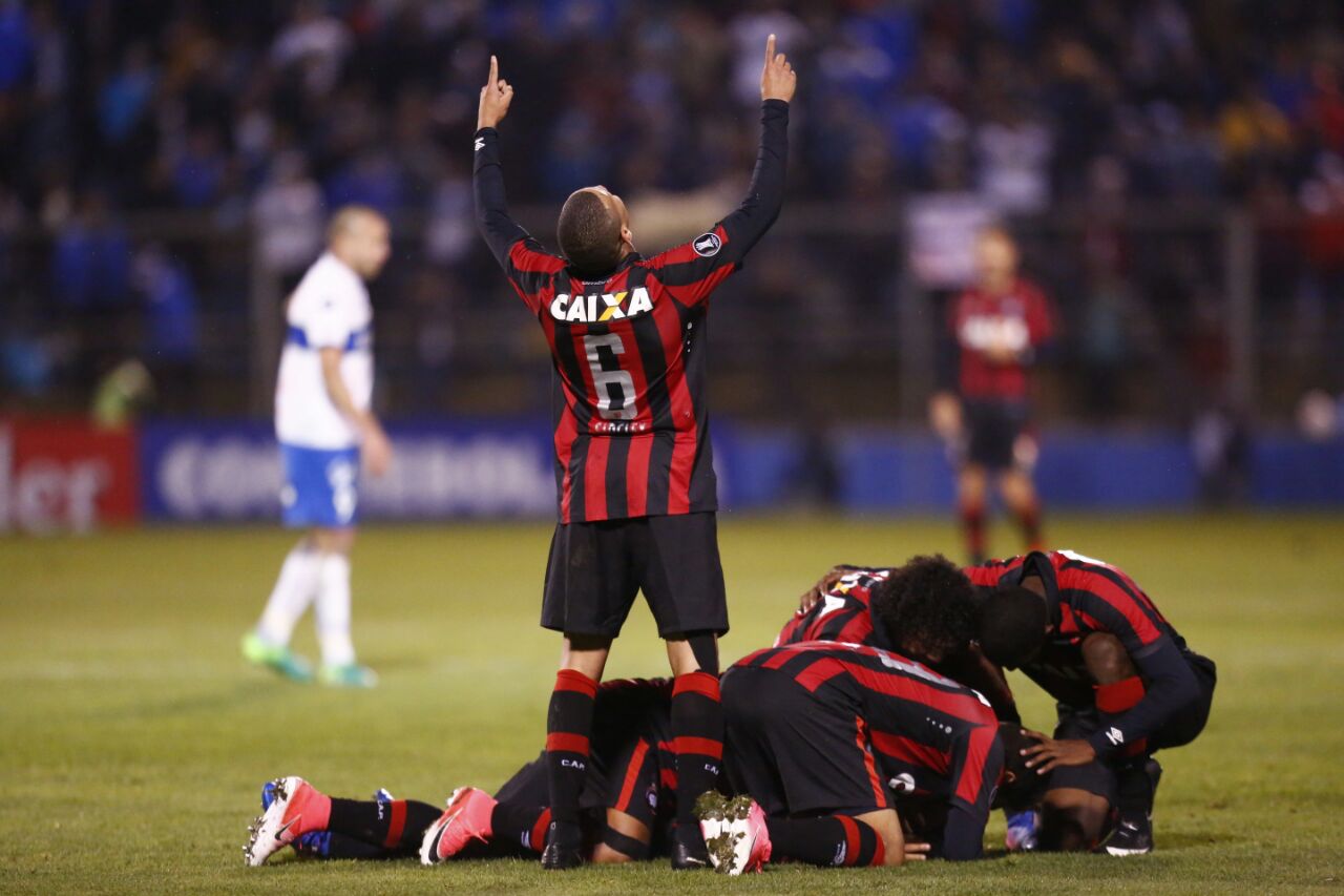 Jogadores do Atlético comemoram em Santiago. | Jonathan Campos/Gazeta do Povo