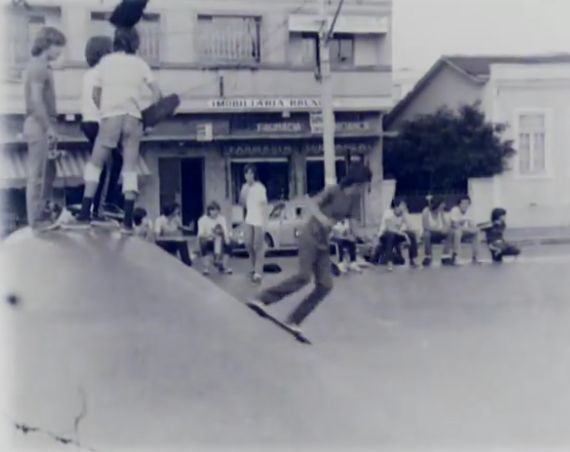 Adolescentes andam de skate na pista da Praça do Gaúcho em 1978. | Reproduão MIS/
