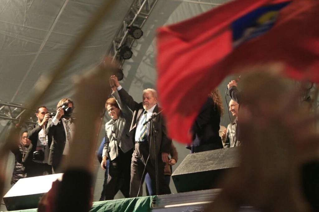 Lula e Dilma sobem no palco montado na Praça Santos Andrade, na noite desta quarta-feira (10). | Marcelo Andrade/Gazeta do Povo
