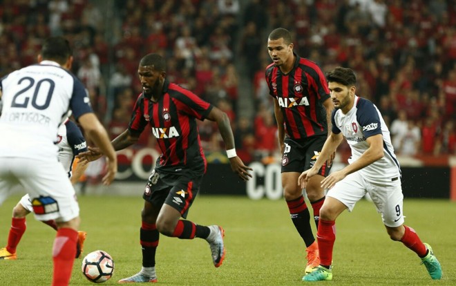 Douglas Coutinho foi titular, mas voltou a ter atuação discreta e acabou substituído no intervalo. | Hugo HaradaGazeta do Povo