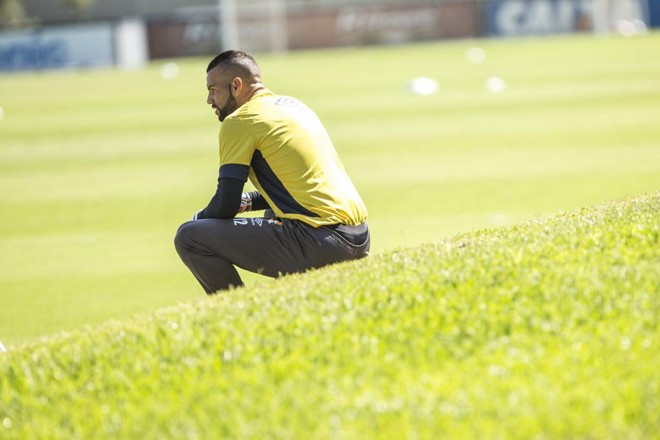 Goleiro Weverton não estará em campo no Couto Pereira. Santos é o provável substituto. | Marcelo Andrade/Gazeta do Povo