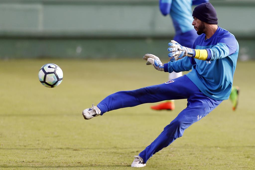 O goleiro Léo durante treinamento do Paraná no Couto Pereira: já são sete jogos seguidos sem sofrer gols na temporada. | Albari Rosa/Gazeta do Povo