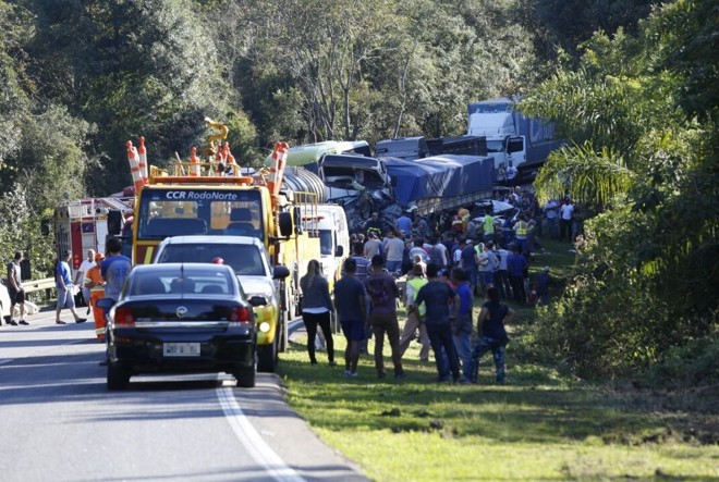 Acidente envolveu pelo menos três caminhões e três carros | /Átila Alberti/Gazeta do Povo