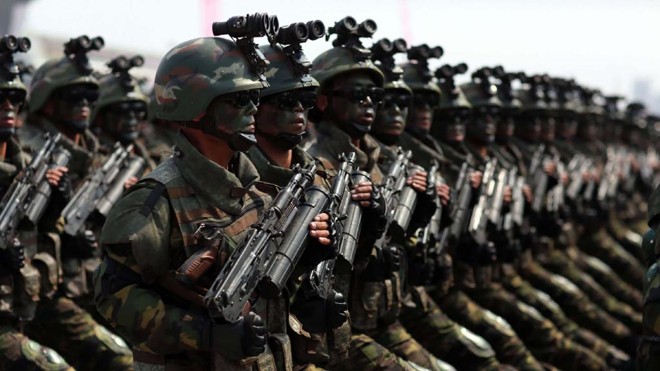 Exército da Coreia do Noirte marcha durante celebração em
Pyongyang: tensão cresce na região | STR
/
AFP