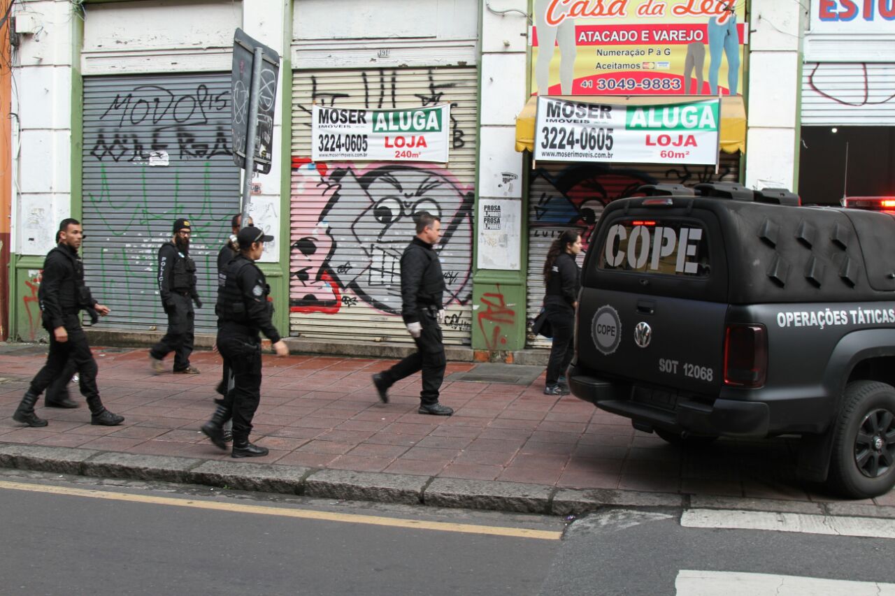 Policiais do Cope cumprem mandados de busca em pensionato da Rua São Francisco | Gerson Klaina/Tribuna do Paraná