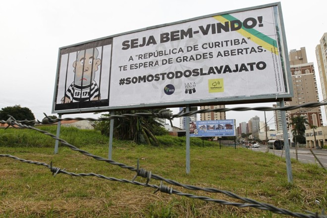 Mais de 30 outdoors foram espalhados pela capital uma semana antes do depoimento de Lula. | Jonathan Campos/Gazeta do Povo