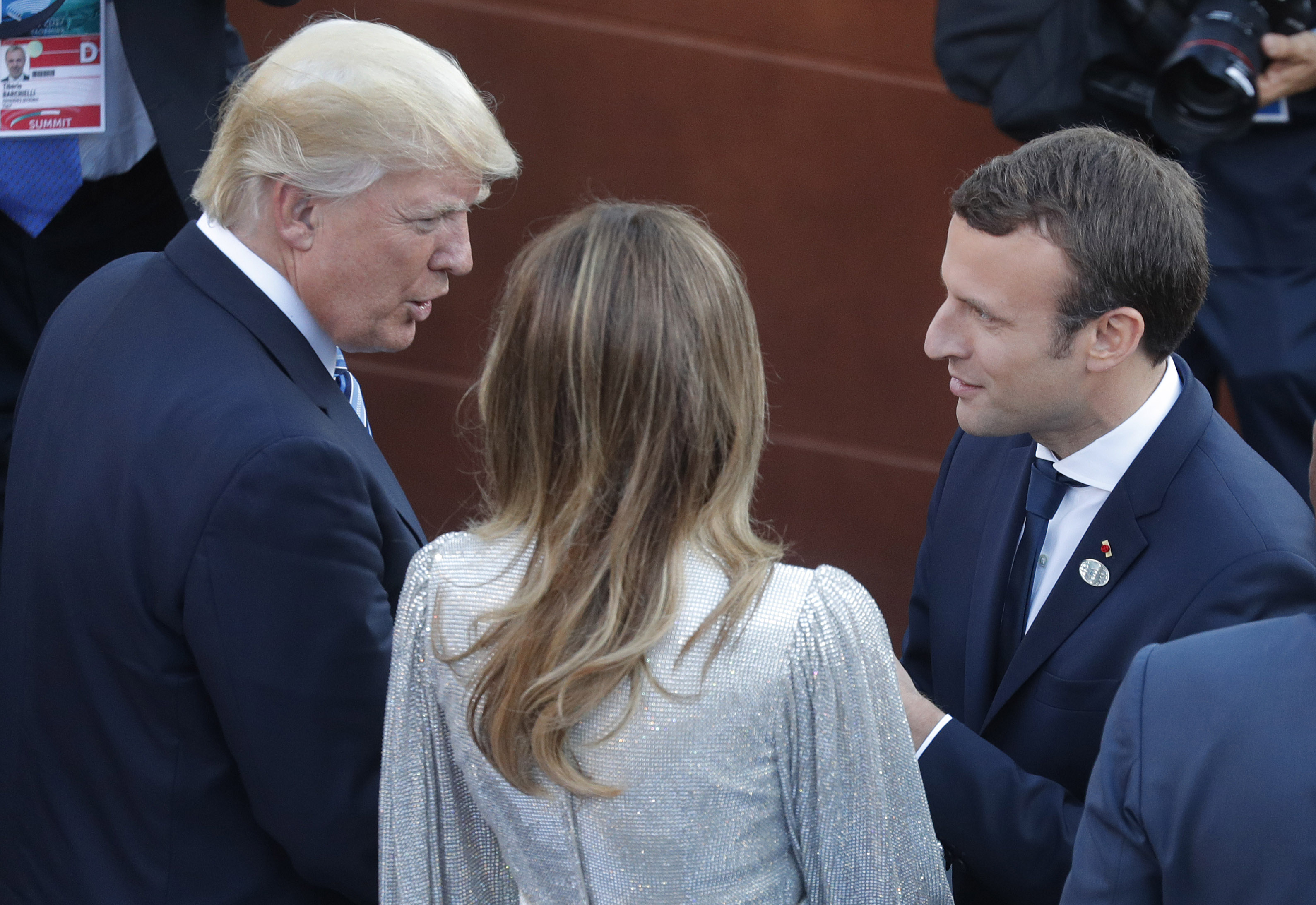Macron (à direita) disse que conversou “muito calmamente” sobre as discordâncias que tem com Trump (à esquerda). | Philippe Wojazer/AFP