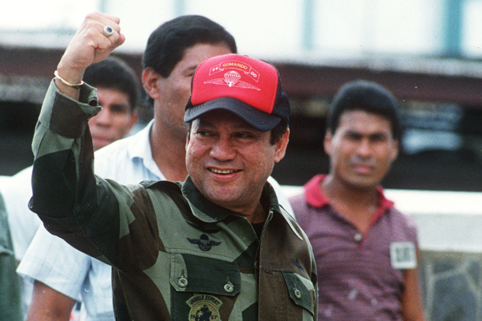 Noriega em 1989, acenando em seu quartel-general na Cidade do Panamá | ROBERT SULLIVAN/AFP