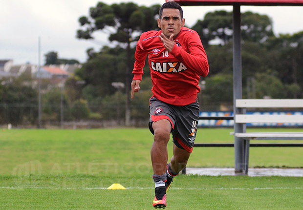 Ederson já está participando dos treinos no CT do Caju. | Divulgação/Atlético-PR