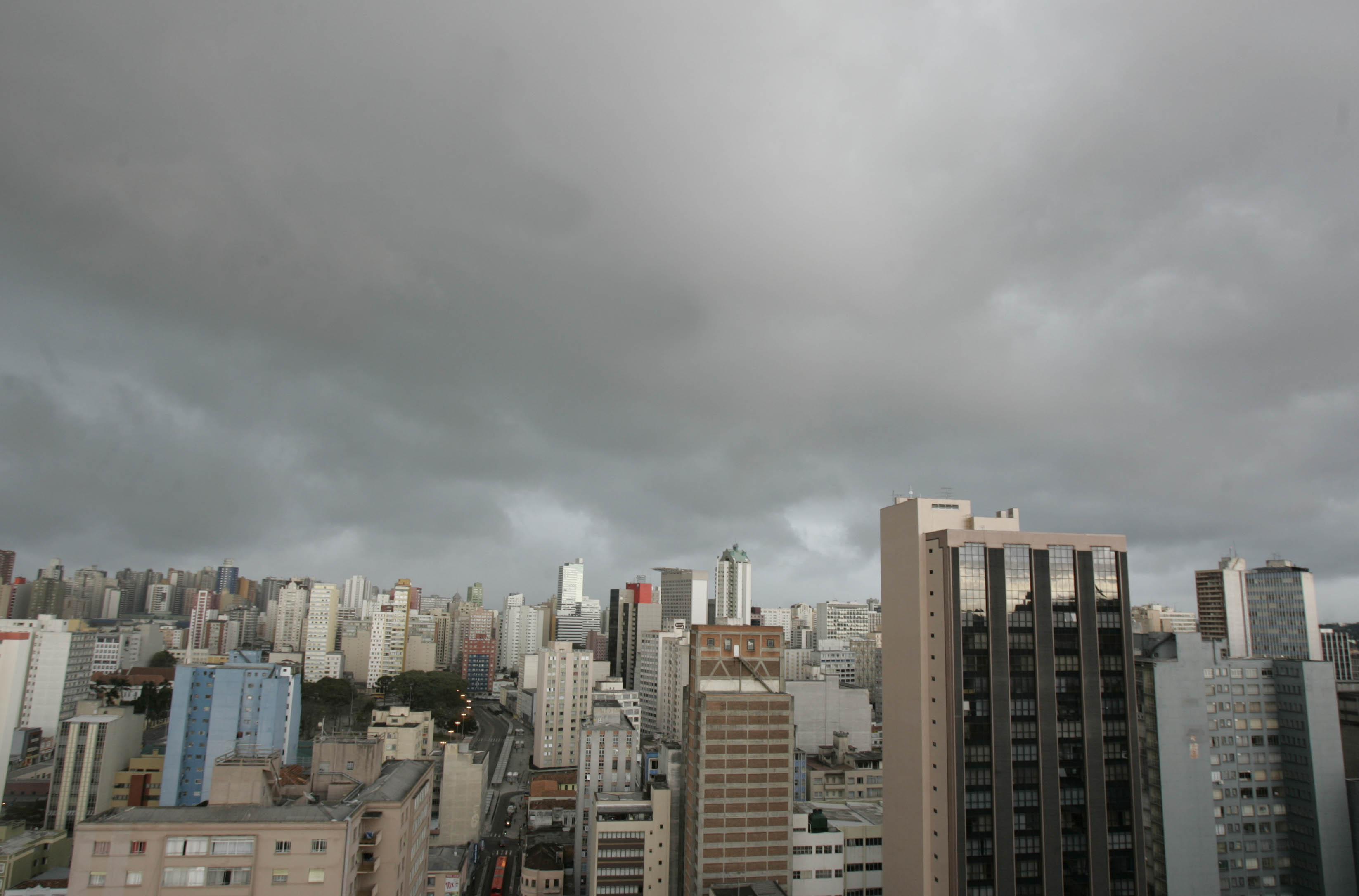 Apesar do tempo fechado e chuvas previstas, temperatura não deve cair em Curitiba | Aniele Nascimento/Aniele Nascimento