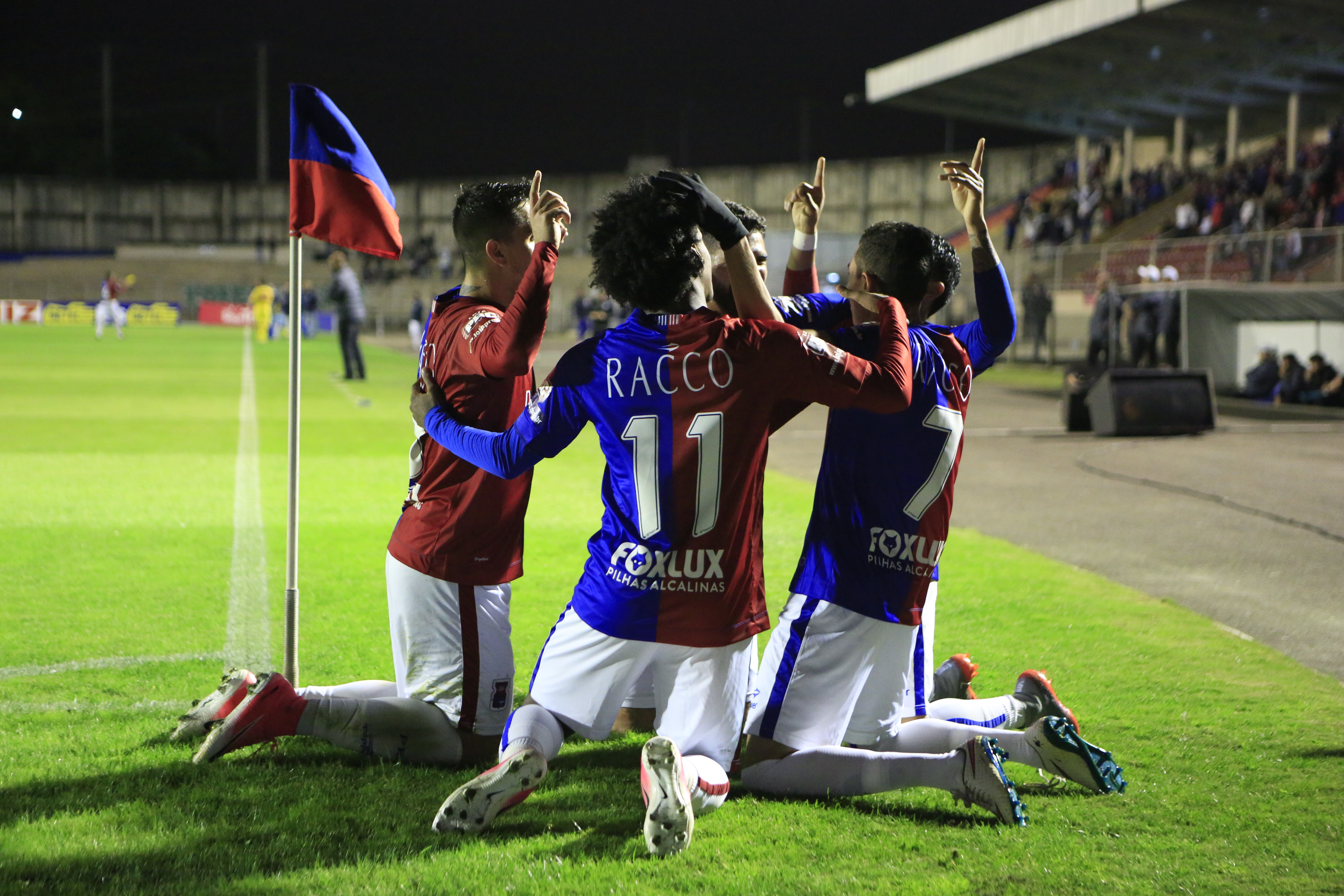 Jogadores do Paraná comemoram gol contra o Goiás. | Marcelo Andrade/Gazeta do Povo