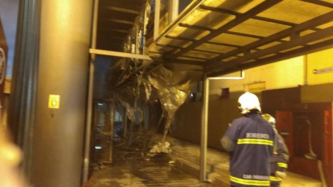 Bombeiros combateram incêndio na Rua da Cidadania durante a madrugada | Divulgação Prefeitura de Curitiba