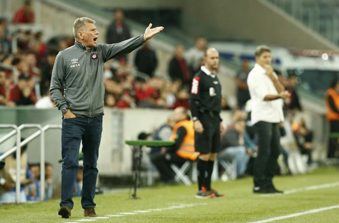 Paulo Autuori irritado com a atuação do Atlético no segundo tempo; ao fundo, o técnico do Grêmio, Renato Gaúcho, observa a partida. | Hugo Harada/Gazeta do Povo