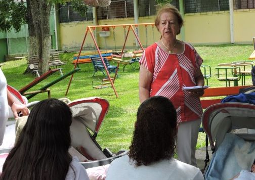 Isabel Mendes, presidente do Conselho da Comunidade da Comarca da Região Metropolitana de Curitiba, com as presas da Penitenciária Feminina do Paraná que são mães | Conselho da Comunidade da Comarca da RMC/
Divulgação
