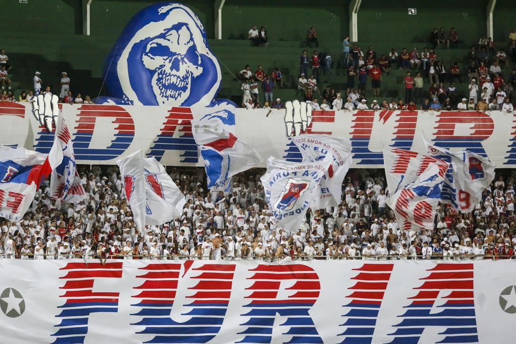Torcida  do Paraná no jogo com o Operário no Couto em 2015.