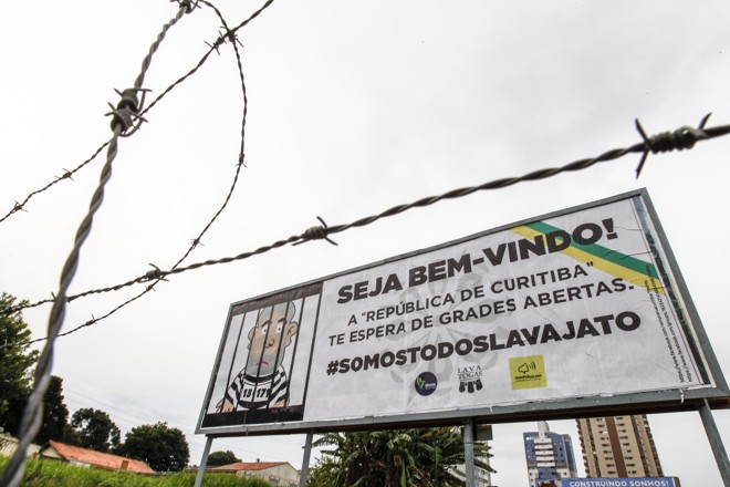 Provocação a Lula em outdoors espalhados por Curitiba está no radar do “manual do militante” da Frente Brasil Popular: a orientação é para que os defensores de Lula andem em grupos e evitem “ataques por parte dos coxinhas” | Jonathan Campos/Gazeta do Povo