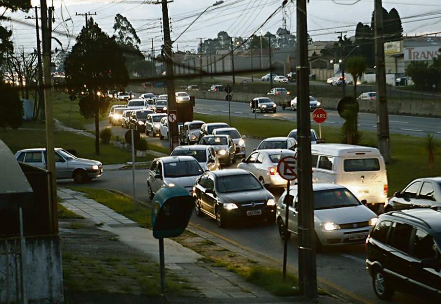 Grande quantidade de carros faz com que fila chegue à BR-277 | Albari Rosa/gazeta do povo