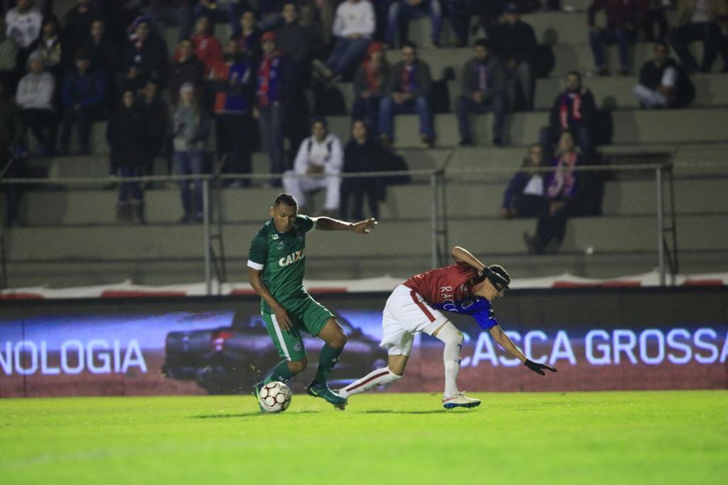 Lance do jogo entre Paraná e Goiás na Vila, com público pequeno nas arquibancadas. | Marcelo Andrade/Gazeta do Povo