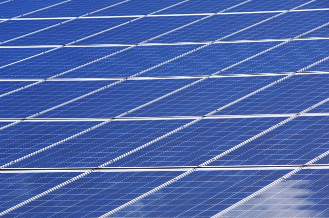 Imagem ilustrativa de painéis fotovoltaicos, que são usados na captação de energia solar | Pixabay/Andreas160578