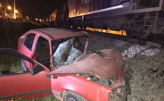 Kadett foi arrastado pelo trem. | /Tribuna do Paraná