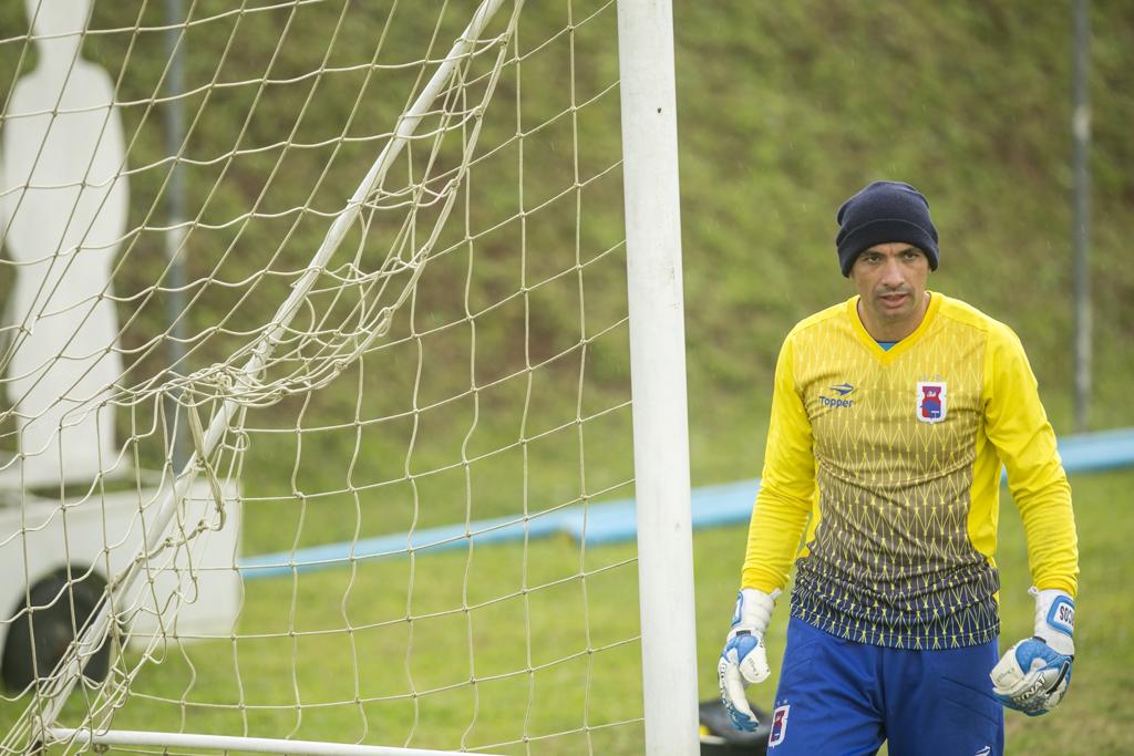 Goleiro Marcos, atletas com mais jogos na história do clube, será titular em Caxias. | Marcelo Andrade/Gazeta do Povo