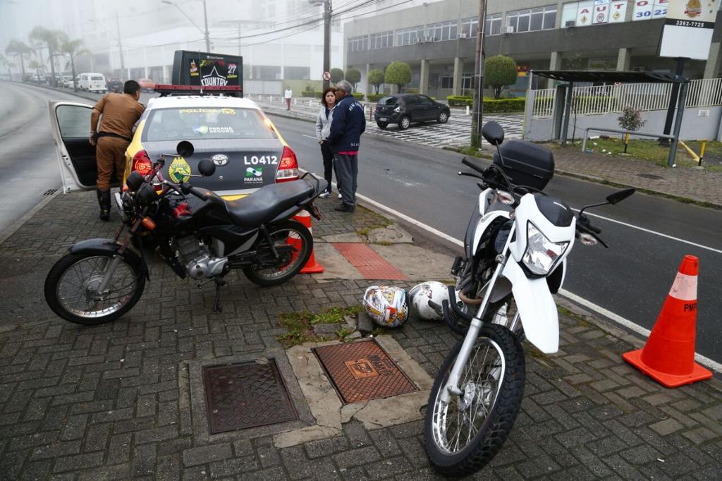 Duas motos e mais três veículos se envolveram em acidente nesta segunda-feira no Jardim Botânico | Aniele Nascimento/Gazeta do Povo