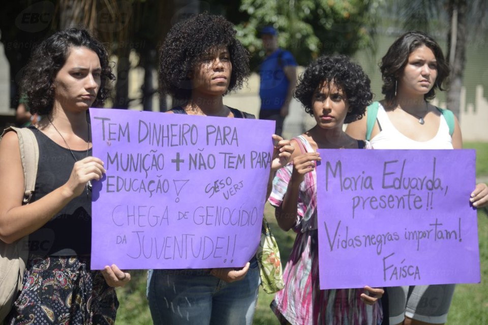 Protesto após a morte da estudante Maria Eduarda Conceição, 13 anos, atingida durante tiroteio entre polícia e traficantes no Rio | Tânia Rêgo
Agência Brasil