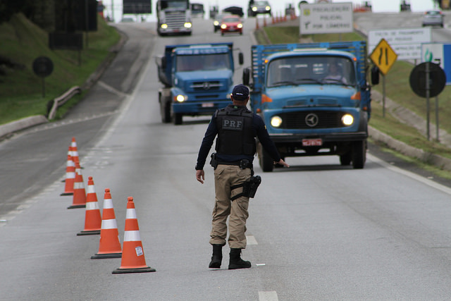 Operação Serra Segura fiscaliza estado de caminhões que transitam pela BR-277 | Divulgação PRF/