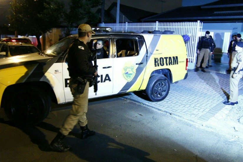 Atendimento rápido da PM acabou impedindo a ação dos bandidos no Capão Raso. | Lineu Filho/Tribuna do Paraná