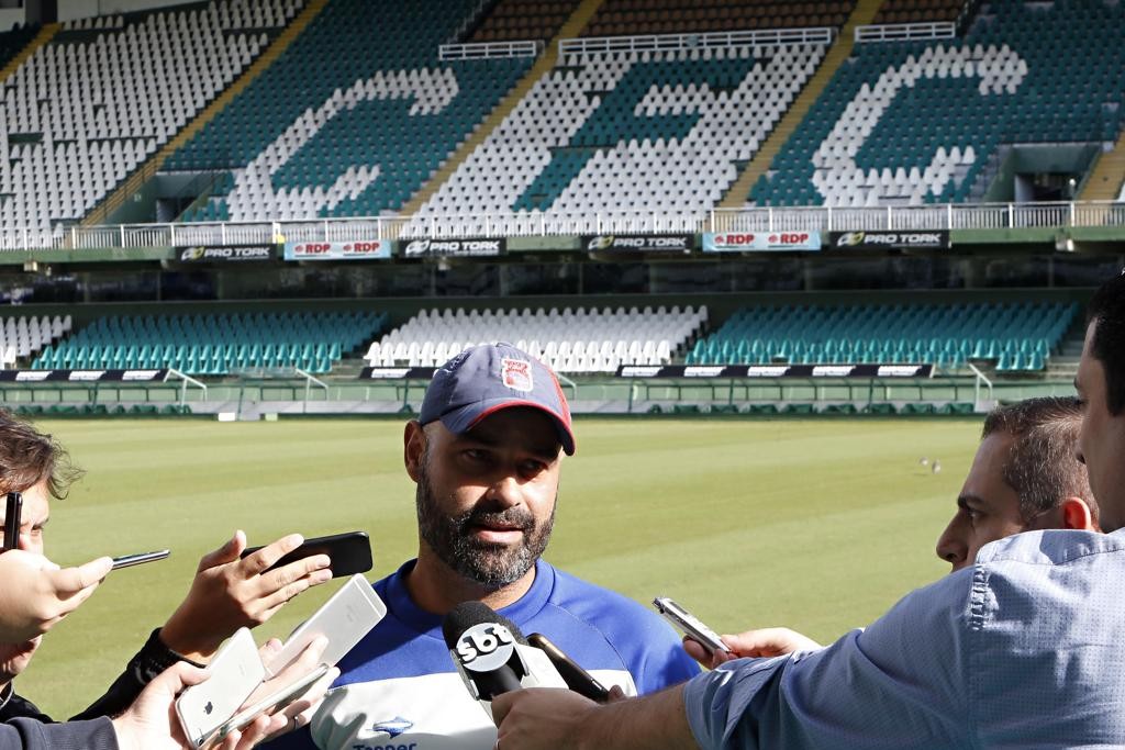 Cristian de Souza, técnico do Paraná, dá entrevista no gramado do Couto Pereira.