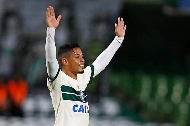 Tomas Bastos, com dois gols de falta, sacramentou a goleada do Coritiba no segundo tempo. | Albari Rosa/Gazeta do Povo