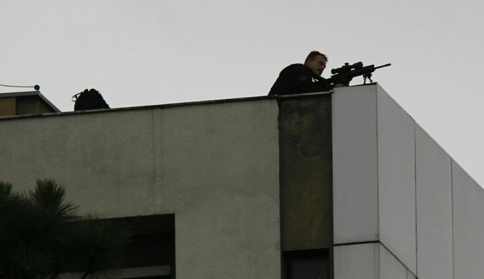 Atirador de elite posicionado em prédio perto da Justiça Federal, no bairro Ahú | Jonathan Campos/Gazeta do Povo