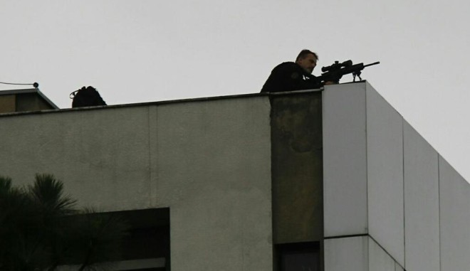 Atirador de elite posicionado em prédio perto da Justiça Federal, no bairro Ahú | Jonathan Campos/Gazeta do Povo