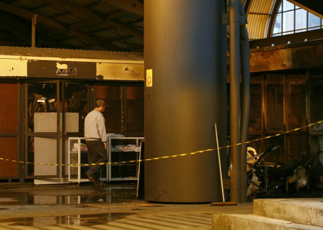 Área atingida por fogo na Rua da Cidadania foi isolada | Aniele Nascimento/Gazeta do Povo