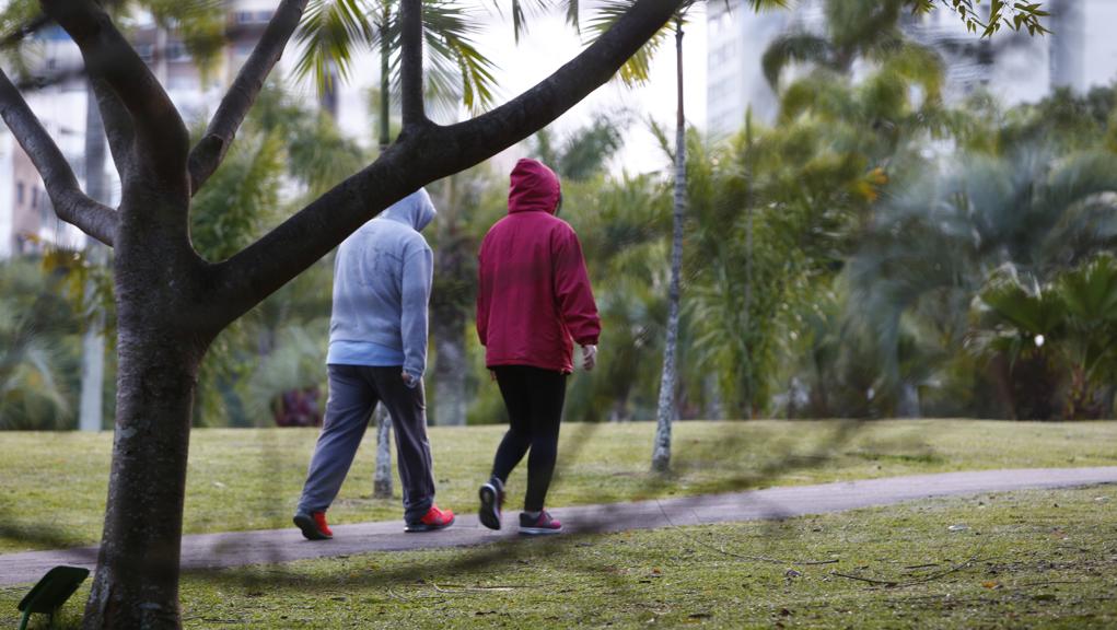 Temperatura começa a subir aos poucos em Curitiba, mas a chuva já está a caminho | Aniele Nascimento/Gazeta do Povo