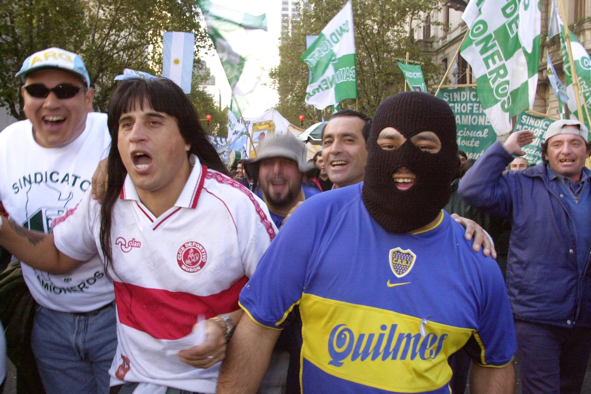 Caminhoneiros protestam em Buenos Aires contra a política econômica do presidente Eduardo Duhalde, em 2002. Na época, 50% da população argentina caiu na pobreza e 25% estava desempregada | ab/ppALI BURAFI