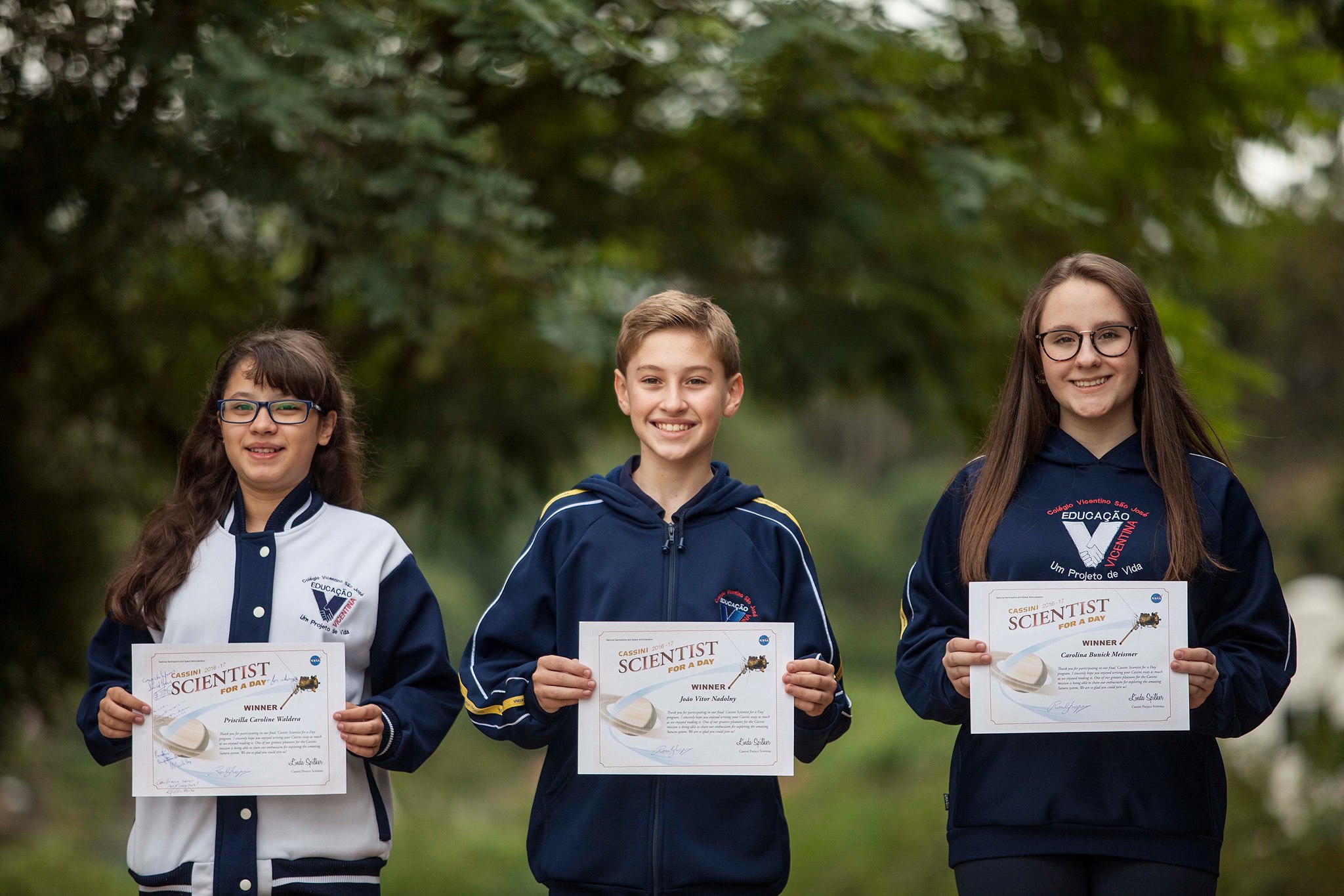 Da esquerda para a direita: Carolina Bunick Meissne, João Vitor Nadolny e Priscilla Waldera venceram concurso da NASA | Jonathan Campos/