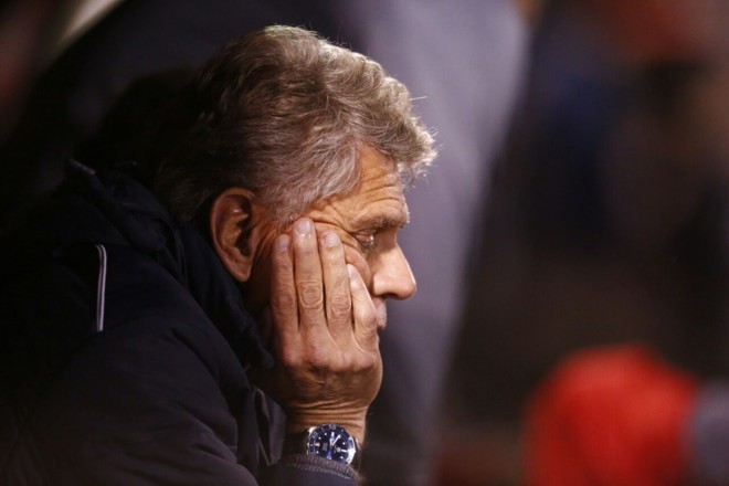 Paulo Autuori com cara de poucos amigos no Estádio San Carlos de Apoquindo. Primeiro tempo ruim do Furacão. | Jonathan Campos– enviado especial/Gazeta do Povo