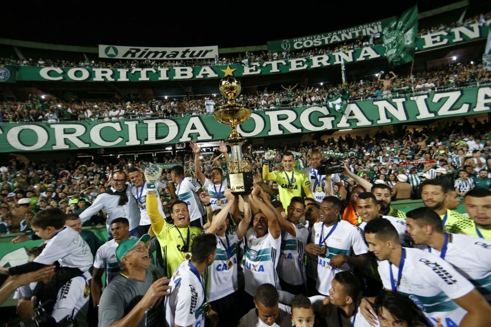 Atletas do Coritiba com a taça de campeão. | Albari Rosa/Gazeta do Povo