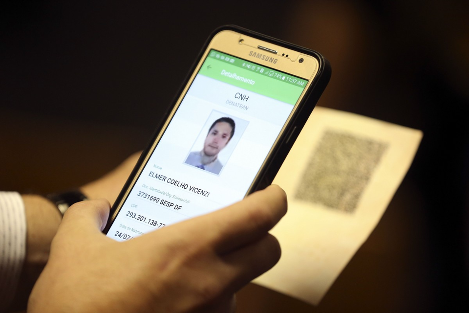 O código QR Code fica impresso no verso da CNH e pode ser lido com um aplicativo gratuito no celular. | José Cruz
Agência Brasil