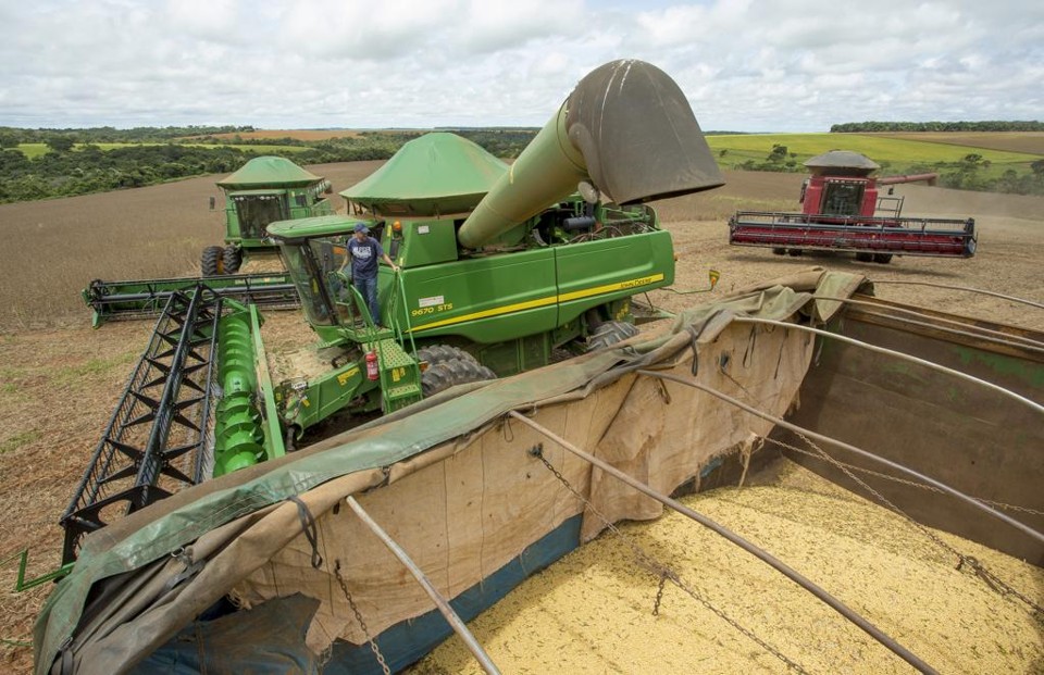 Máquinas agrícolas representam uma fatia milionária do investimento necessário para produzir grãos de maneira competitiva. | Hugo Harada/Gazeta do Povo