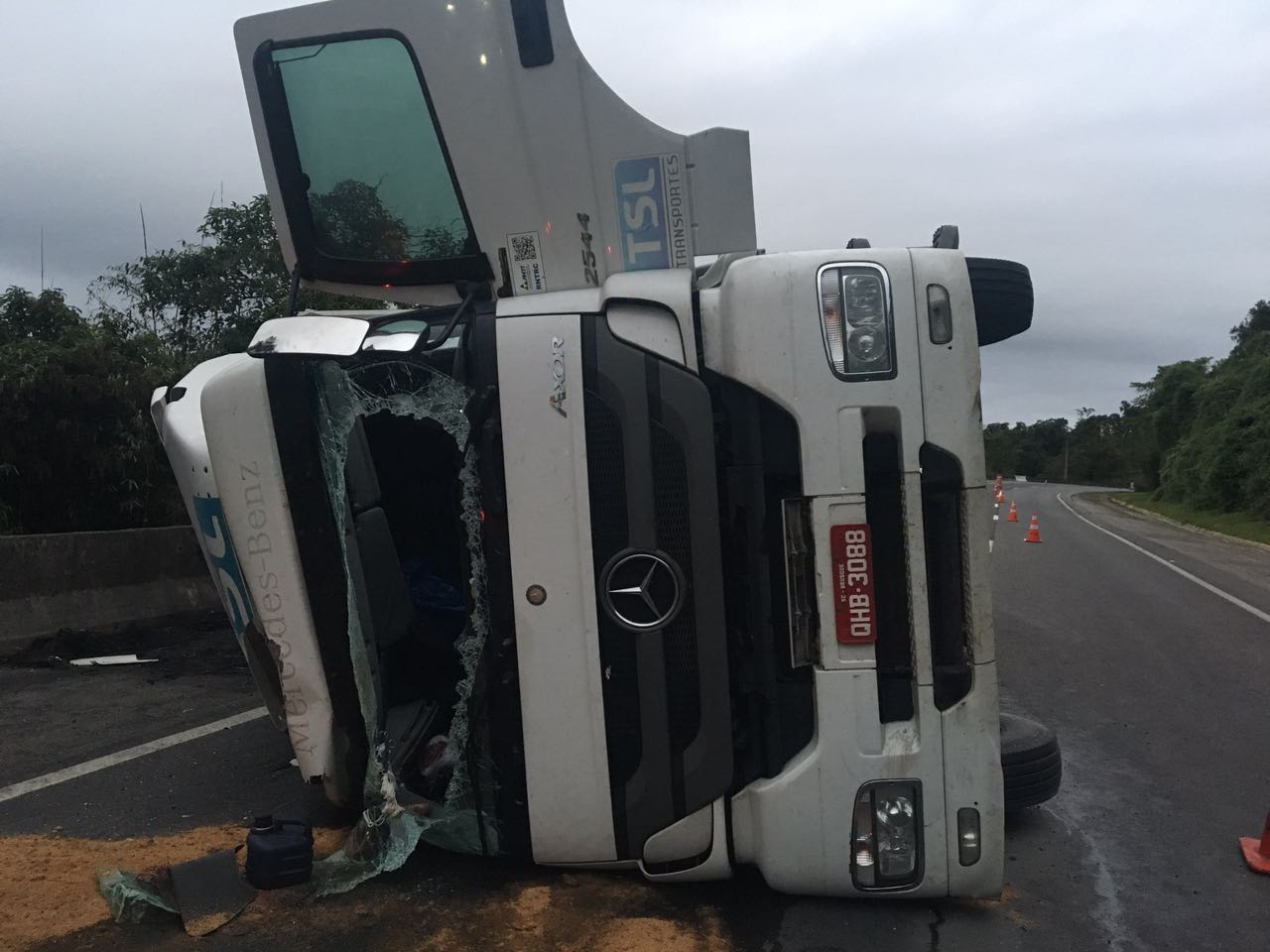 Caminhão tombou na BR-116, em Campina Grande do Sul | Divulgação PRF/Divulgação PRF