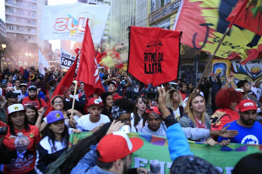 Manifestação na Praça Santos Andrade reúne 5 mil pessoas, segundo a Polícia Militar. | Marcelo Andrade/Gazeta do Povo