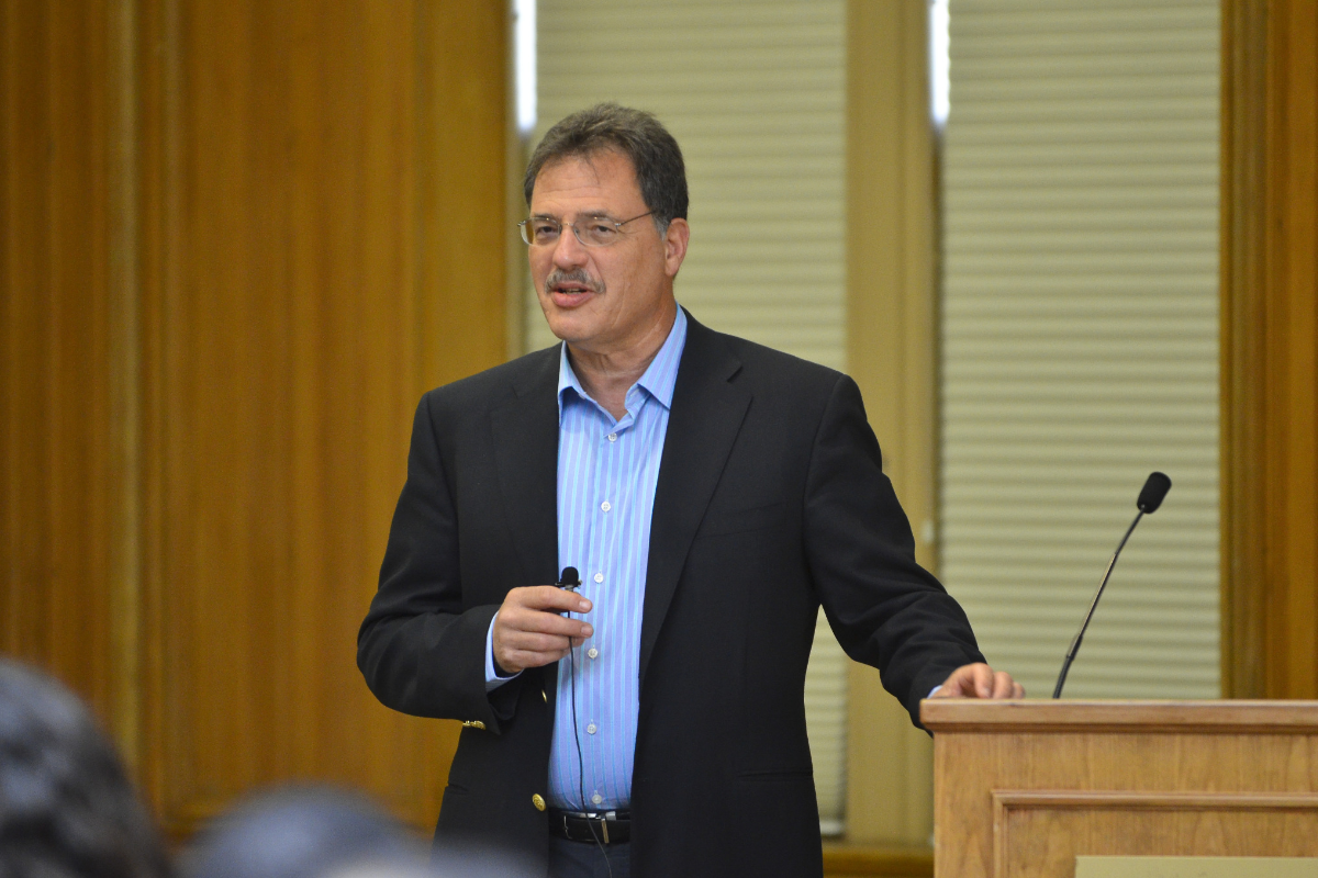 Larry Diamond: “o objetivo de uma democracia liberal saudável não deve ser reprimir desacordos e diferenças e sim promover e estruturar um diálogo e um debate civilizado” | Divulgação