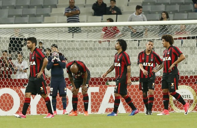Jogadores do Atlético lamentam a derrota em casa para o San Lorenzo. | Hugo Harada / Gazeta do Povo