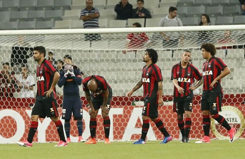 O Atlético aprendeu a perder feio em casa Jogadores do Atlético lamentam a derrota em casa para o San Lorenzo. | Hugo Harada / Gazeta do Povo