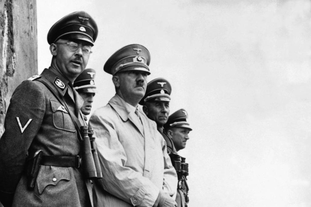 Hitler ao lado de Heinrich Himmler, chefe da Gestapo, durante desfile de soldados nazistas | ReutersReuters