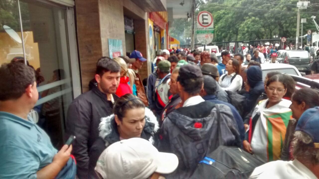 Integrantes da manifestação se aglomeram na entrada de restaurante no início da tarde desta quarta | Cecília Tümler/Gazeta do Povo